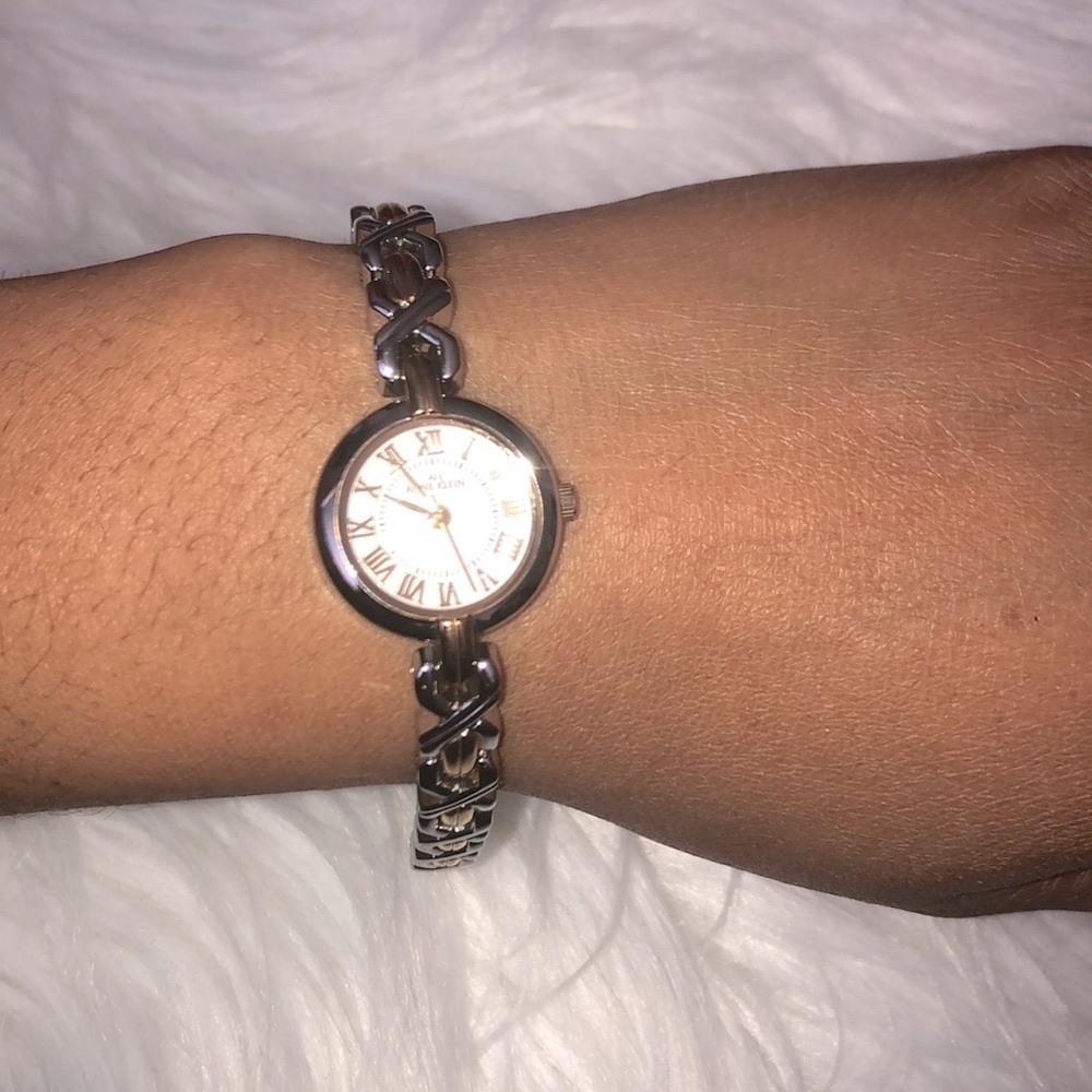 ✨ ANNE KLEIN GOLD AND SILVER LADIES WATCH✨ GENTLY WORN - Picture 3 of 6